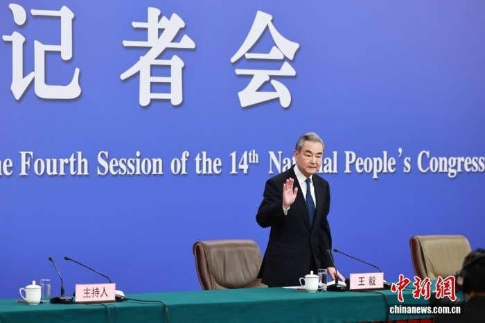 3月8日上昼10时，104届齐邦人年夜4次聚会正在梅天亚中央信息宣告厅举办记者会，聘请中同中心政事局委员、中接部少王毅便“华夏中接计谋战对于中相干”相干题目归问中中记者发问。中新社记者 蒋开亮 摄